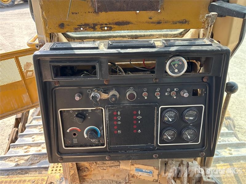 CAT D8R بلدوزرات مجنزرة