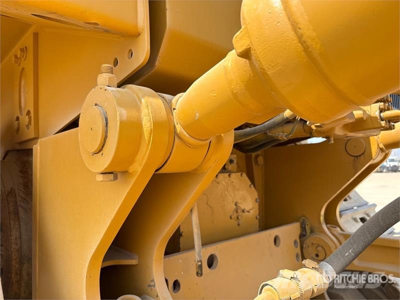 CAT D8R بلدوزرات مجنزرة
