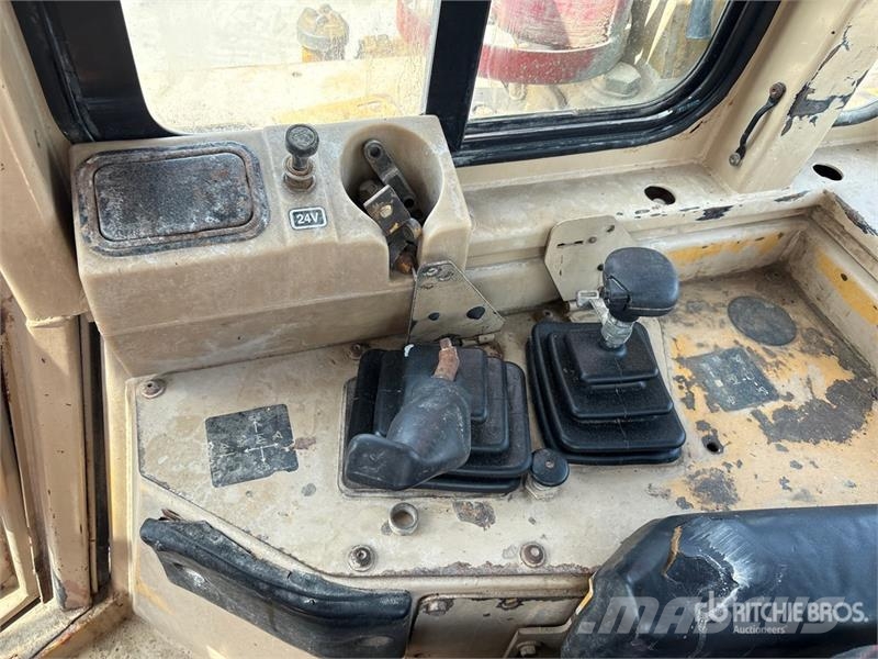 CAT D8R بلدوزرات مجنزرة