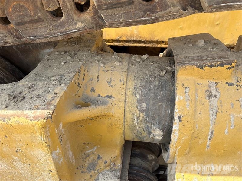 CAT D8R بلدوزرات مجنزرة