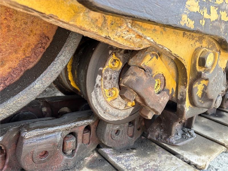 CAT D8R بلدوزرات مجنزرة