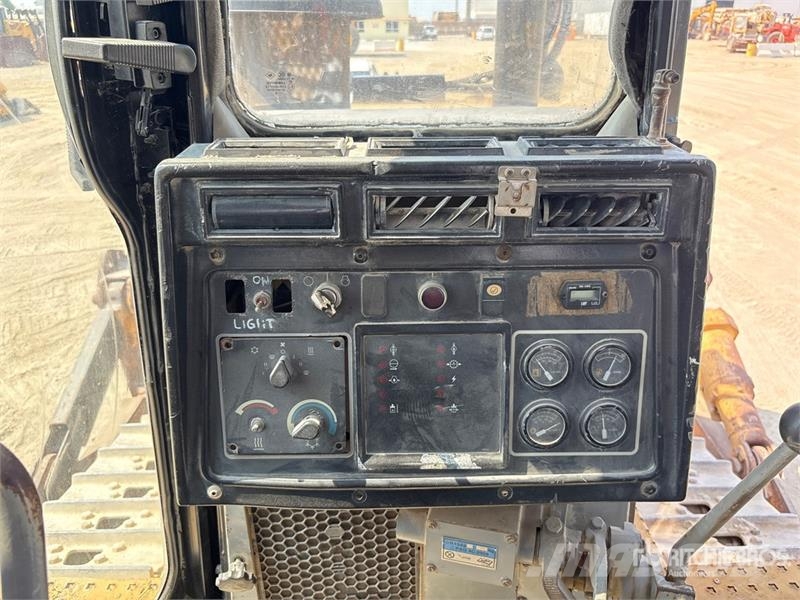 CAT D8R بلدوزرات مجنزرة