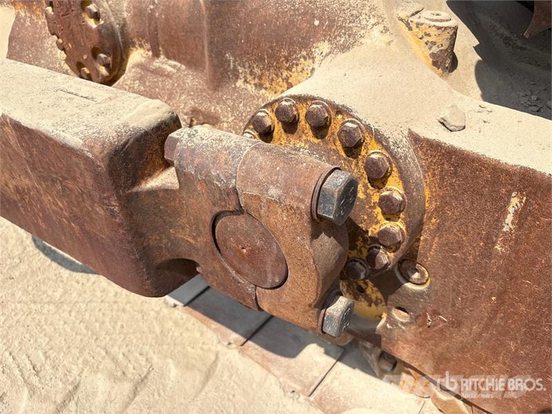 CAT D8R بلدوزرات مجنزرة