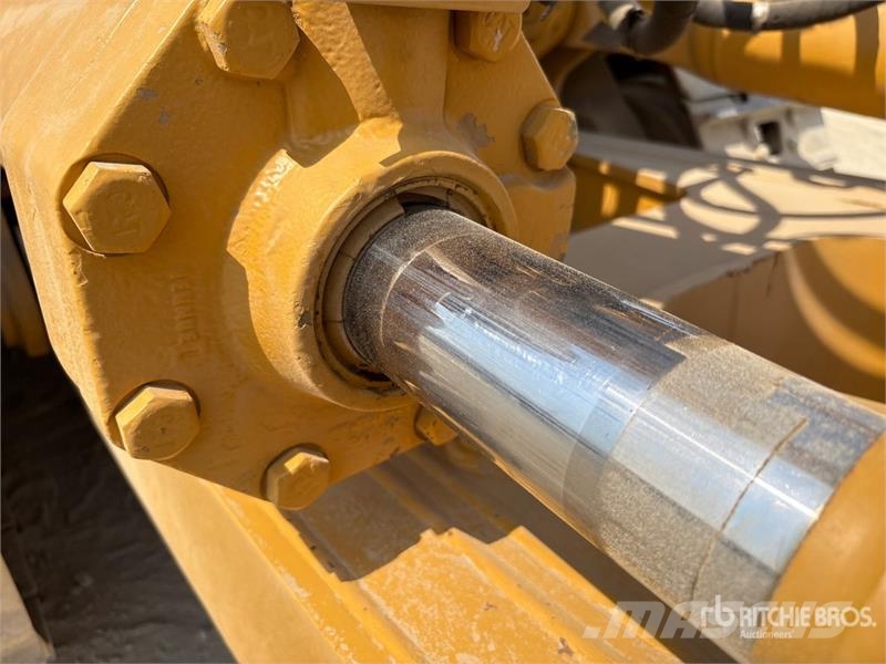 CAT D8R بلدوزرات مجنزرة