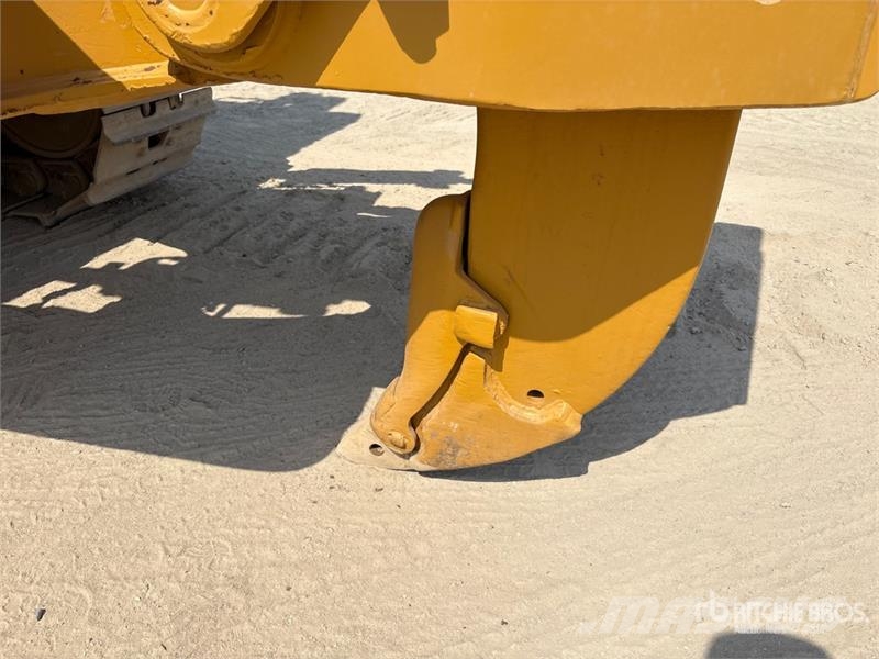 CAT D8R بلدوزرات مجنزرة