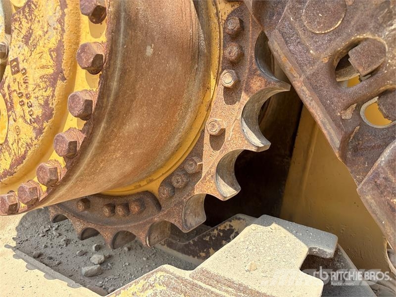 CAT D8R بلدوزرات مجنزرة