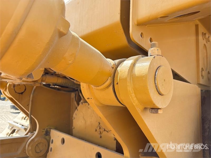 CAT D8R بلدوزرات مجنزرة