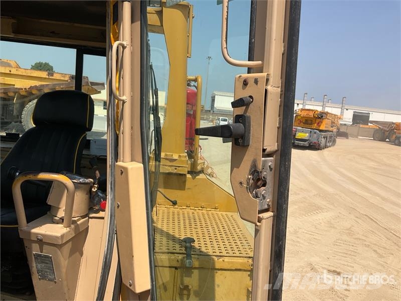 CAT D8R Buldožeri gusjeničari
