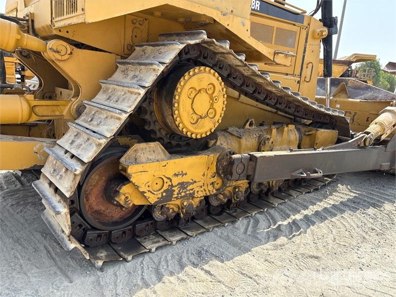 CAT D8R بلدوزرات مجنزرة