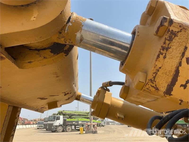 CAT D8R Buldožeri gusjeničari