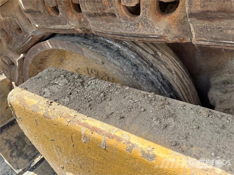 CAT D8R بلدوزرات مجنزرة