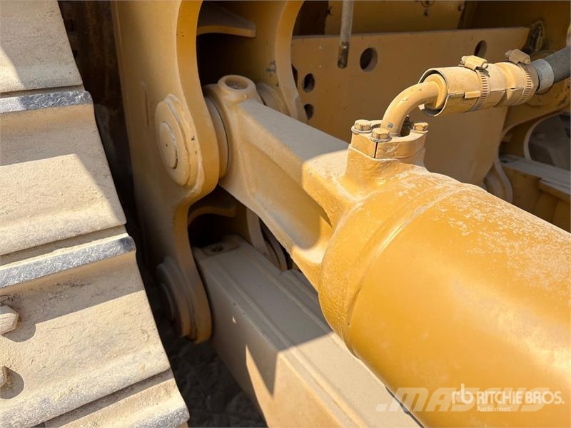 CAT D8R بلدوزرات مجنزرة