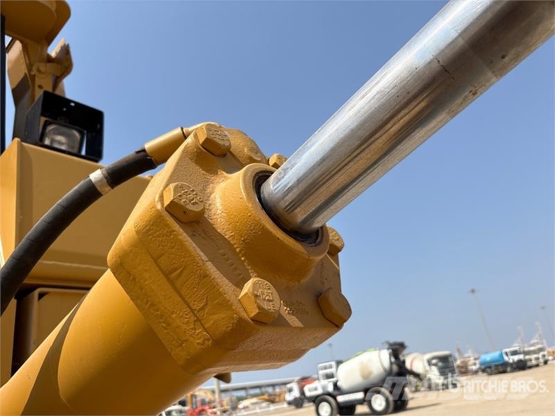 CAT D8R بلدوزرات مجنزرة