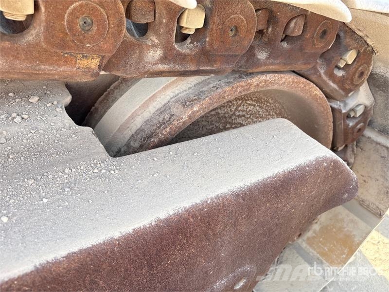CAT D8R بلدوزرات مجنزرة