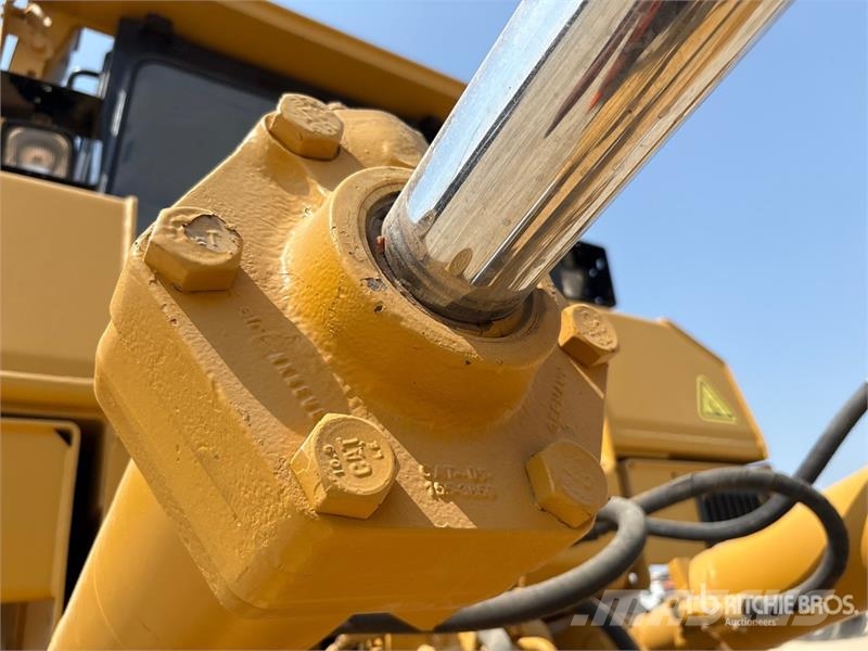 CAT D8R بلدوزرات مجنزرة