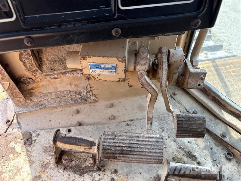 CAT D8R بلدوزرات مجنزرة