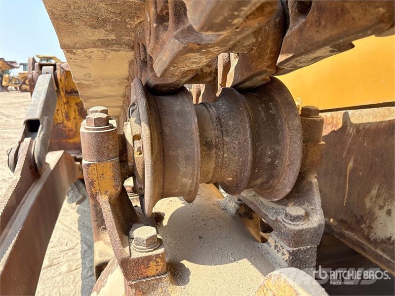 CAT D8R بلدوزرات مجنزرة