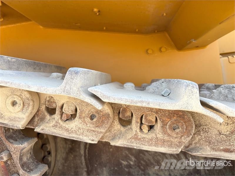 CAT D8R بلدوزرات مجنزرة