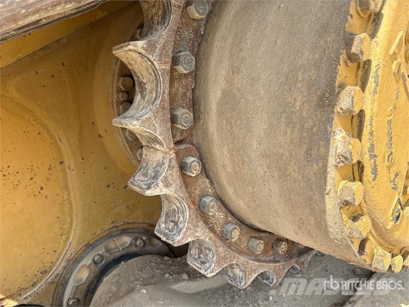 CAT D8R بلدوزرات مجنزرة