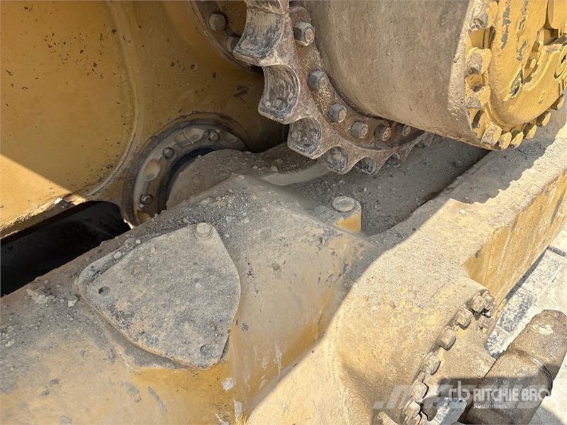 CAT D8R بلدوزرات مجنزرة