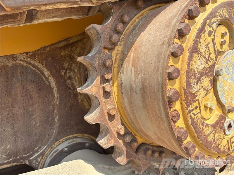 CAT D8R بلدوزرات مجنزرة