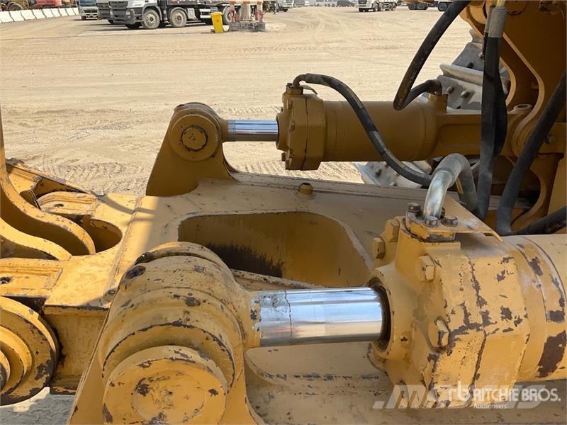 CAT D8R Buldožeri gusjeničari