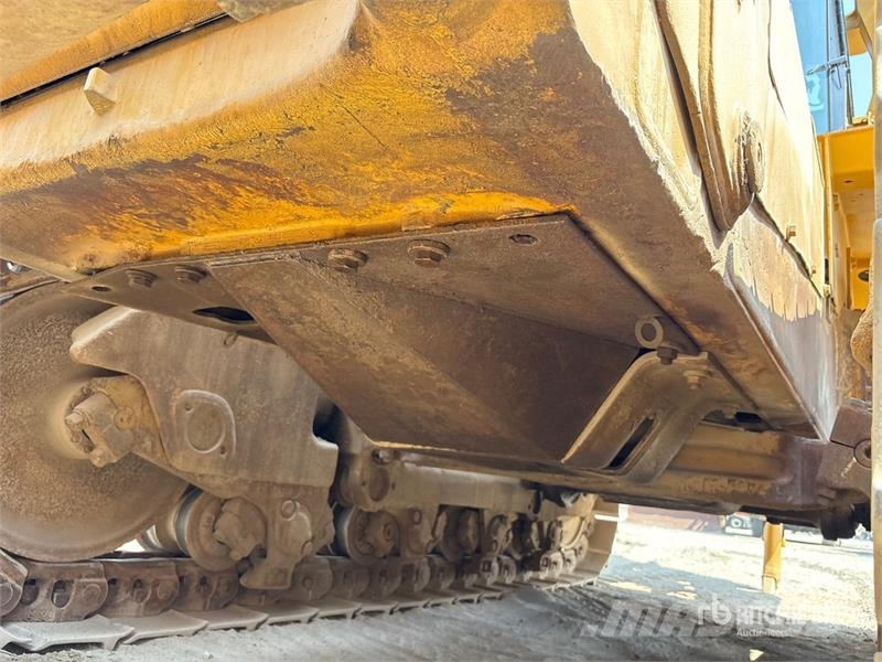 CAT D8R بلدوزرات مجنزرة