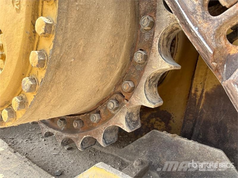 CAT D8R بلدوزرات مجنزرة