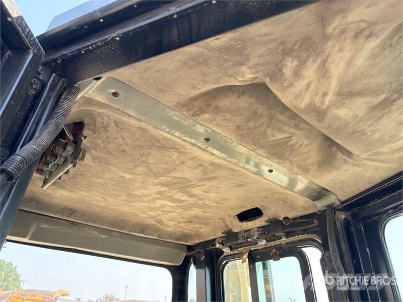 CAT D8R بلدوزرات مجنزرة