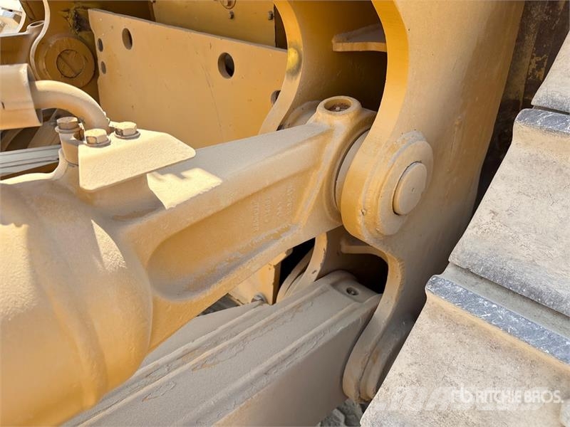 CAT D8R بلدوزرات مجنزرة