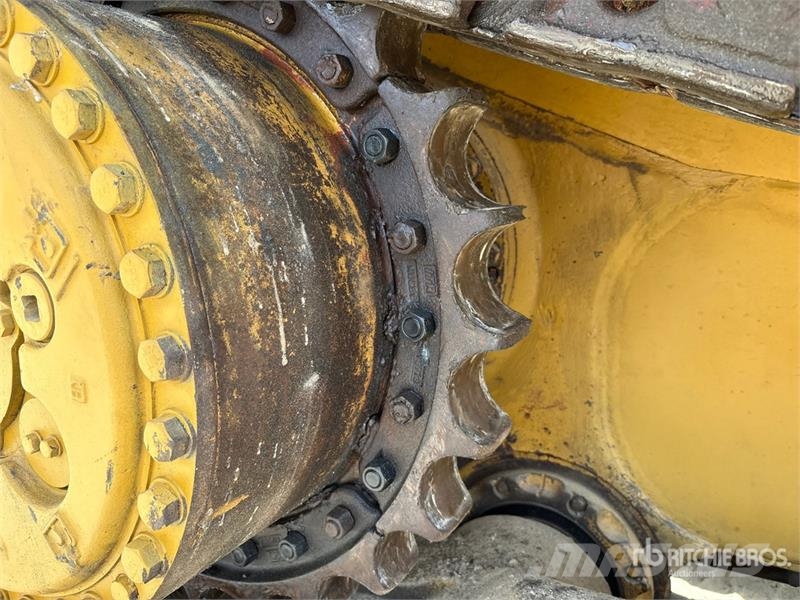 CAT D8R بلدوزرات مجنزرة