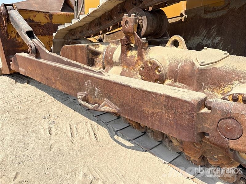 CAT D8R بلدوزرات مجنزرة