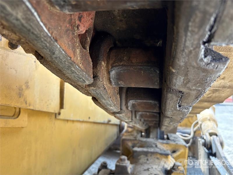 CAT D8R بلدوزرات مجنزرة