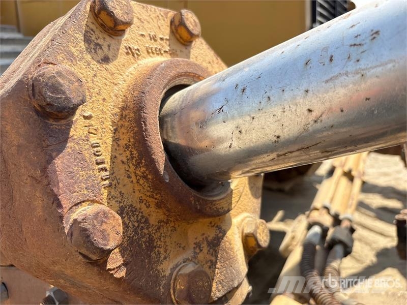 CAT D8R بلدوزرات مجنزرة