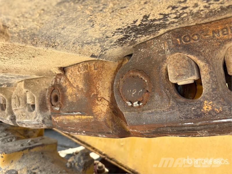 CAT D8R بلدوزرات مجنزرة