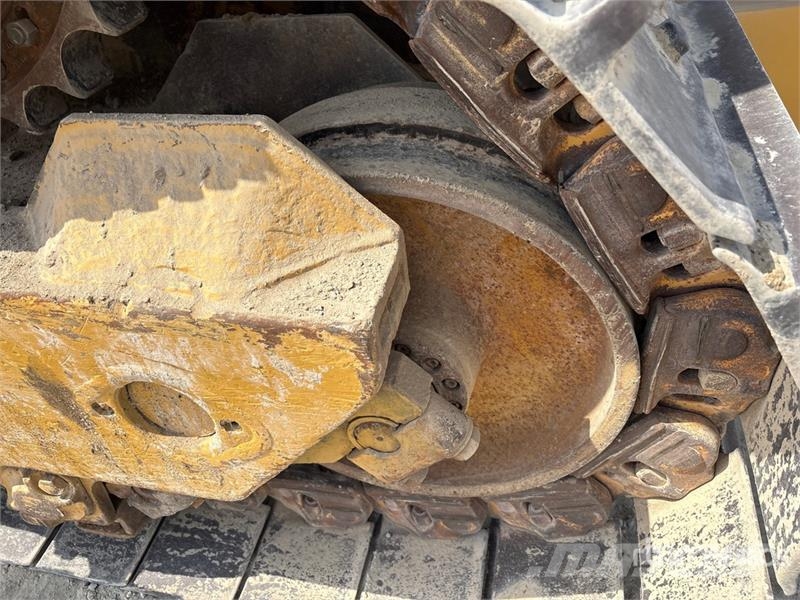 CAT D8R بلدوزرات مجنزرة