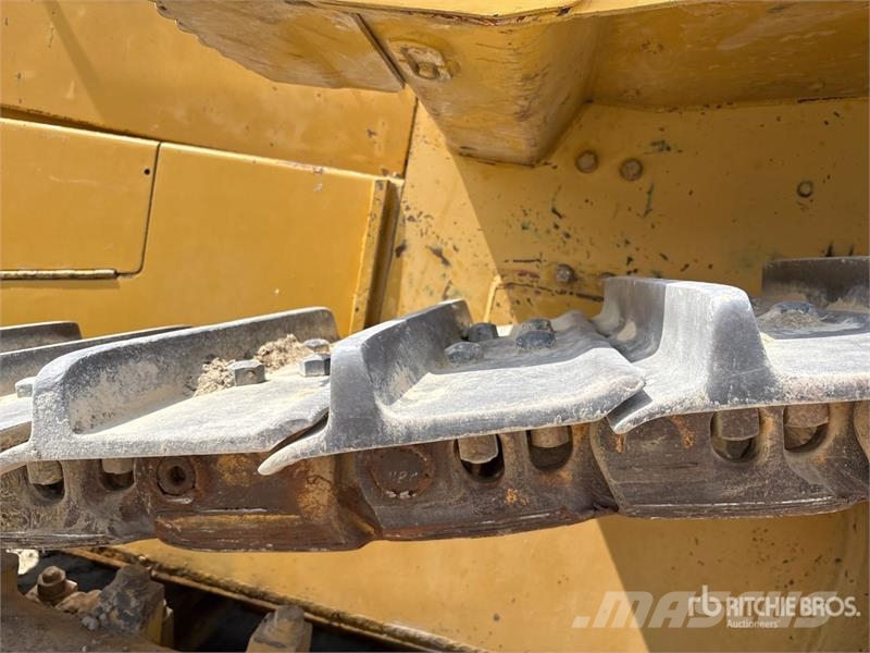 CAT D8R بلدوزرات مجنزرة