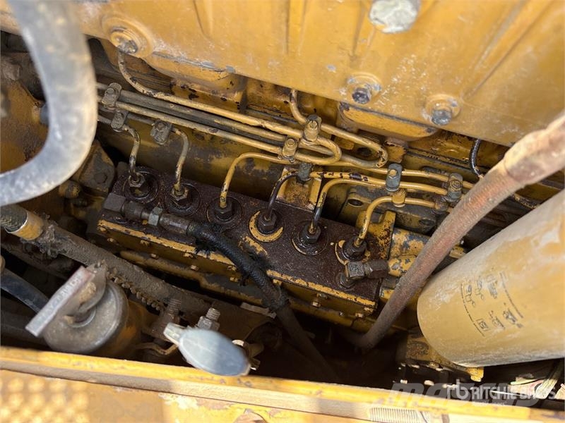 CAT D8R بلدوزرات مجنزرة