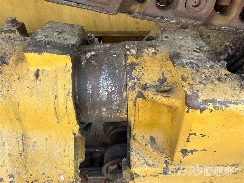 CAT D8R بلدوزرات مجنزرة