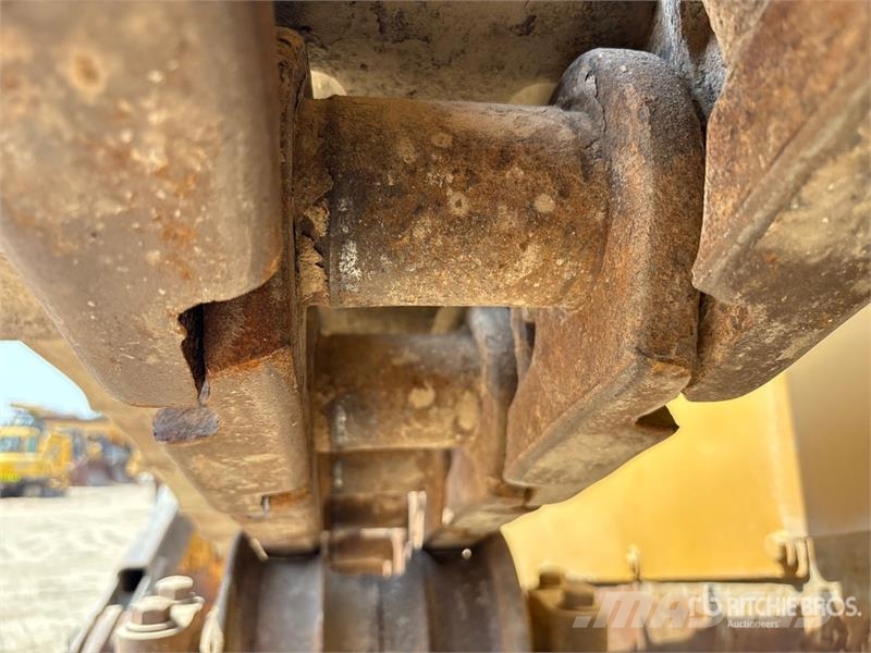 CAT D8R بلدوزرات مجنزرة