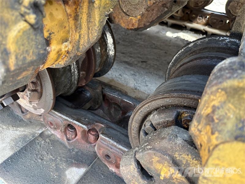 CAT D8R بلدوزرات مجنزرة