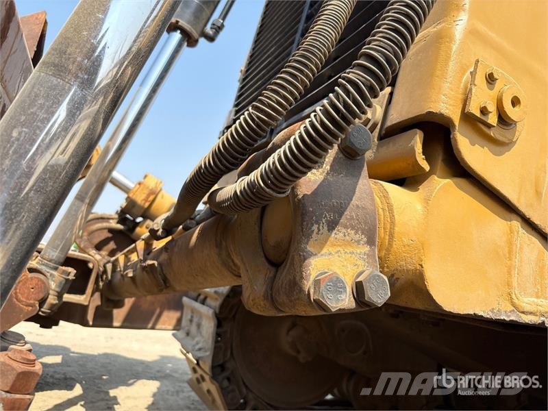 CAT D8R بلدوزرات مجنزرة
