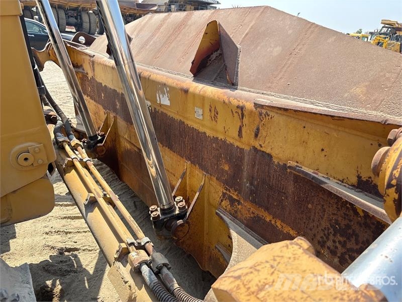 CAT D8R بلدوزرات مجنزرة