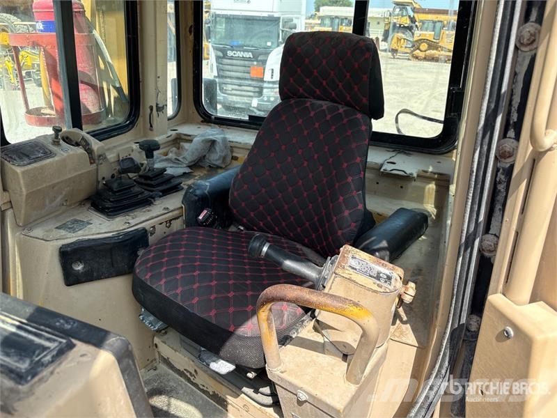 CAT D8R بلدوزرات مجنزرة