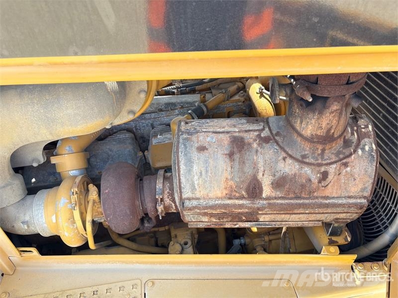 CAT D8R بلدوزرات مجنزرة