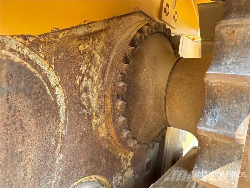 CAT D8R بلدوزرات مجنزرة
