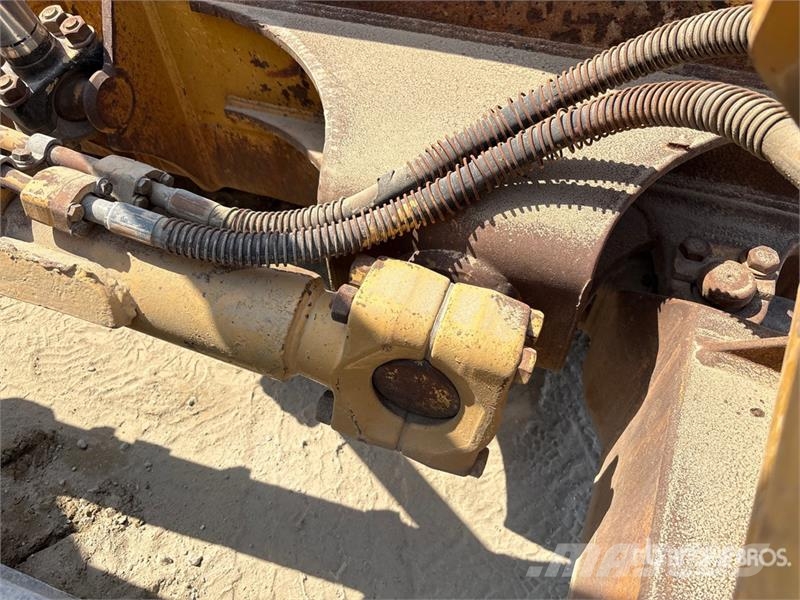CAT D8R بلدوزرات مجنزرة