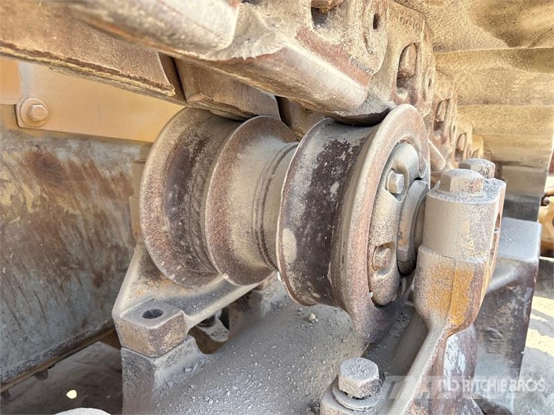CAT D8R بلدوزرات مجنزرة