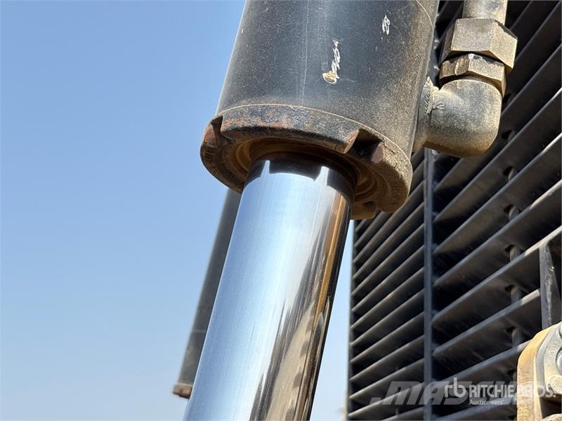 CAT D8R بلدوزرات مجنزرة