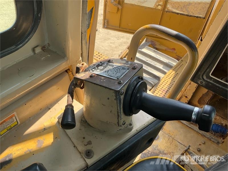CAT D8R Buldožeri gusjeničari